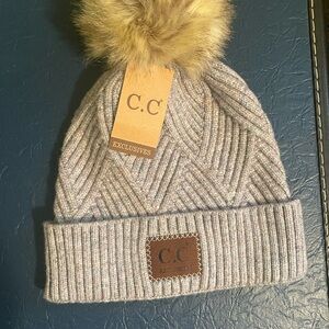 🎅🏻NWT C.C Exclusives Heathered Knit Beanie with Faux Fur Pom